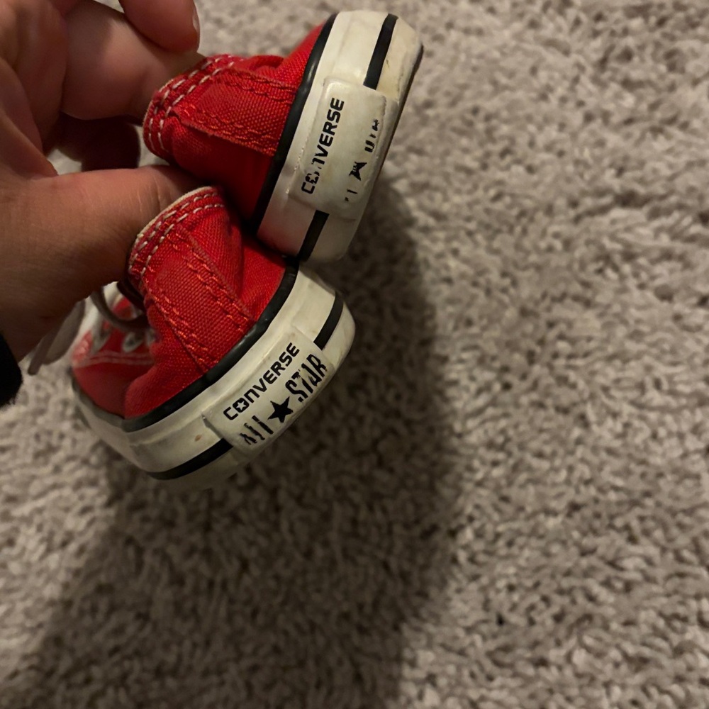 Red converse - Picture 4 of 4